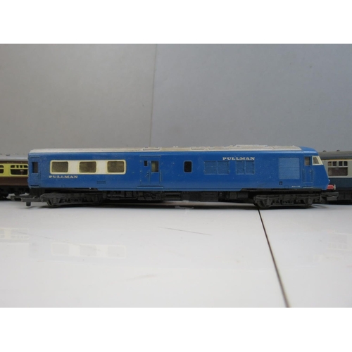 202 - 29 OO gauge items of rolling stock, condition varies with some damage, include Hornby, Lima, Kitmast... 