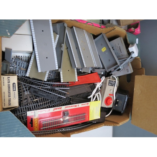 203 - Quantity of model railway accessories to include boxed Hornby R414 Operating Turntable Set, books, b... 