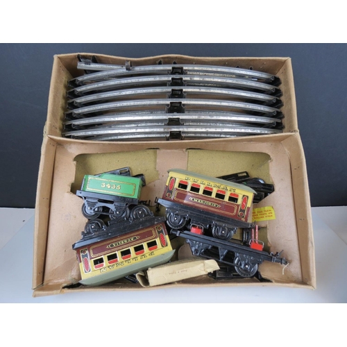 215 - Group of Hornby O gauge model railway to include M1 Passenger Set (no locomotive), boxed No 1 Level ... 