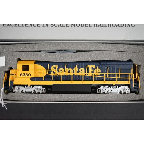 29 - Two boxed HO gauge Santa Fe locomotives to include Kato 37021 AT & Santa Fe #2804 with DB and Bachma... 