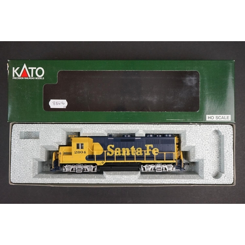 29 - Two boxed HO gauge Santa Fe locomotives to include Kato 37021 AT & Santa Fe #2804 with DB and Bachma... 