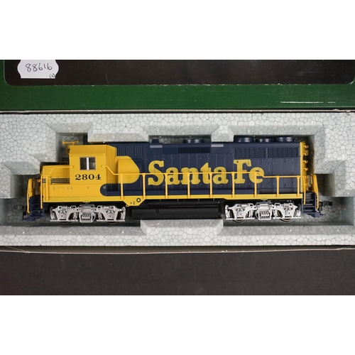 29 - Two boxed HO gauge Santa Fe locomotives to include Kato 37021 AT & Santa Fe #2804 with DB and Bachma... 