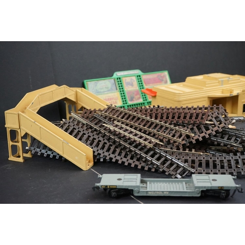 38 - Quantity of OO gauge & Hornby Dublo model railway to include 20 x items of rolling stock (11 x coach... 