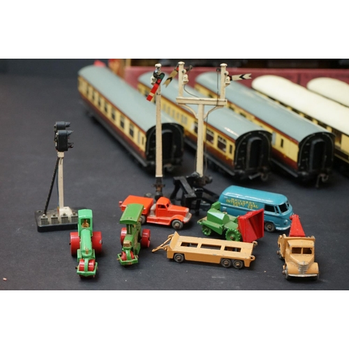 38 - Quantity of OO gauge & Hornby Dublo model railway to include 20 x items of rolling stock (11 x coach... 