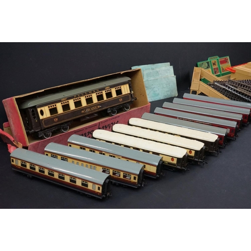 38 - Quantity of OO gauge & Hornby Dublo model railway to include 20 x items of rolling stock (11 x coach... 