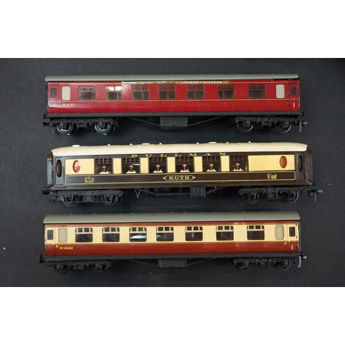 38 - Quantity of OO gauge & Hornby Dublo model railway to include 20 x items of rolling stock (11 x coach... 