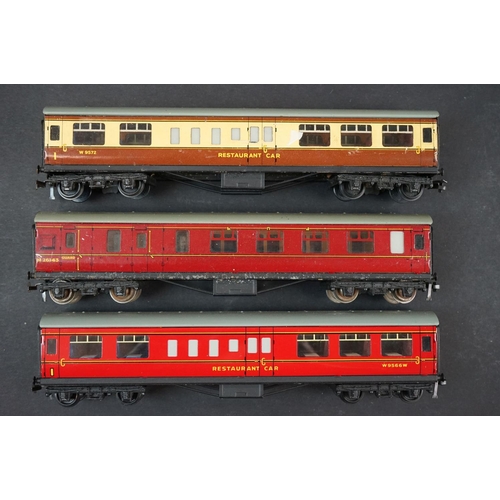 38 - Quantity of OO gauge & Hornby Dublo model railway to include 20 x items of rolling stock (11 x coach... 