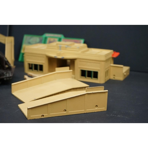 38 - Quantity of OO gauge & Hornby Dublo model railway to include 20 x items of rolling stock (11 x coach... 