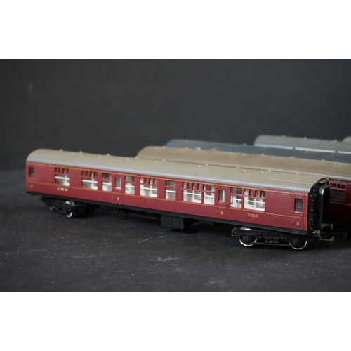 44 - 18 Boxed & unboxed OO gauge items of rolling stock to include 8 x boxed Hornby examples (R126, R036,... 