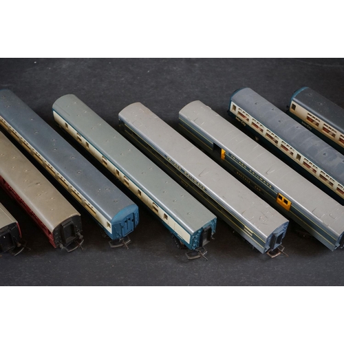 44 - 18 Boxed & unboxed OO gauge items of rolling stock to include 8 x boxed Hornby examples (R126, R036,... 