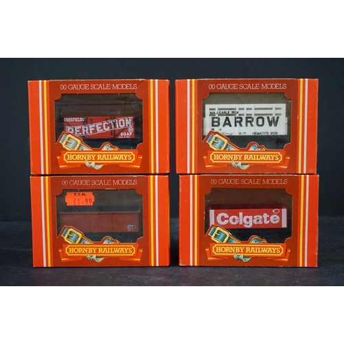 44 - 18 Boxed & unboxed OO gauge items of rolling stock to include 8 x boxed Hornby examples (R126, R036,... 