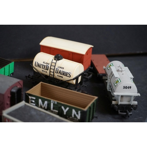 46 - Around 55 OO gauge items of rolling stock to include wagons, tankers, flatbeds and trucks featuring ... 