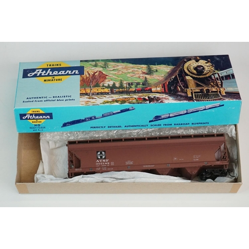 100 - Six boxed HO gauge Athearn items of rolling stock to include 5835 50' PS 5344 Boxcar MDR, 5545 50' S... 