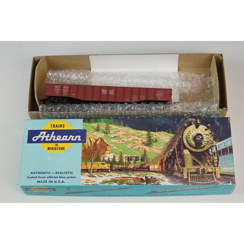 100 - Six boxed HO gauge Athearn items of rolling stock to include 5835 50' PS 5344 Boxcar MDR, 5545 50' S... 