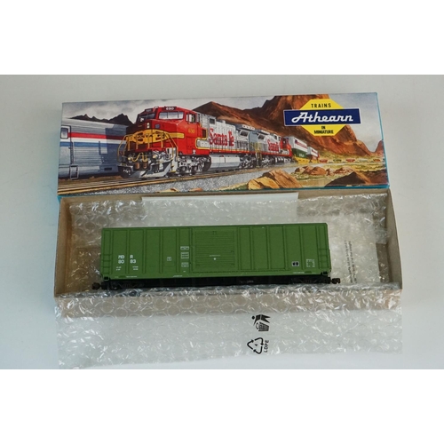 100 - Six boxed HO gauge Athearn items of rolling stock to include 5835 50' PS 5344 Boxcar MDR, 5545 50' S... 