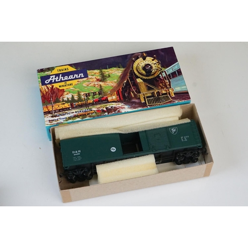 101 - Four boxed HO gauge Athearn items of rolling stock to include 5555 Southern Pacific, 1326 Rock Islan... 