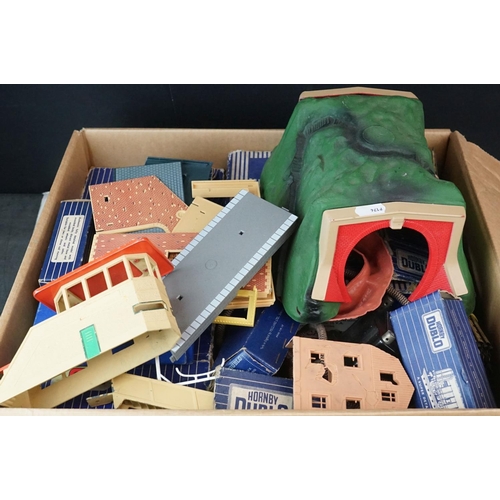 102 - Quantity of Hornby Dublo model railway accessories to include 7 x boxed items of rolling stock, vari... 