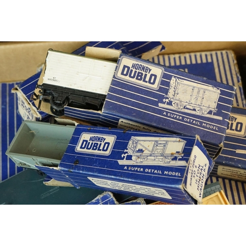 102 - Quantity of Hornby Dublo model railway accessories to include 7 x boxed items of rolling stock, vari... 