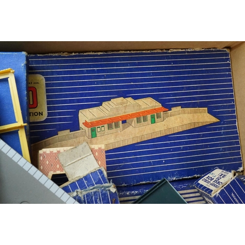 102 - Quantity of Hornby Dublo model railway accessories to include 7 x boxed items of rolling stock, vari... 