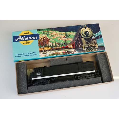 60 - Four boxed HO gauge Athearn locomotives to include 3482 U33B NYC, 3350 PB1 PWR nickel Plate, Family ... 