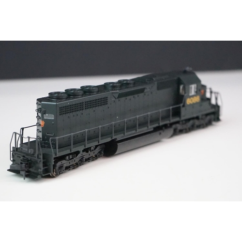 67 - Boxed Kato HO gauge 3701B Pennsylvania EMD SD40 locomotive