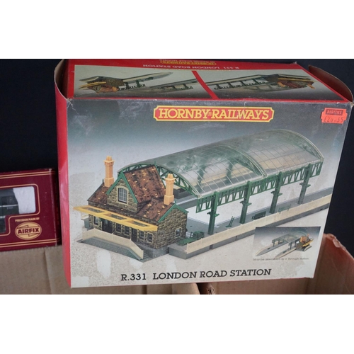 77 - Quantity of OO gauge & Hornby Dublo to include locomotives, rolling stock, trackside accessories and... 