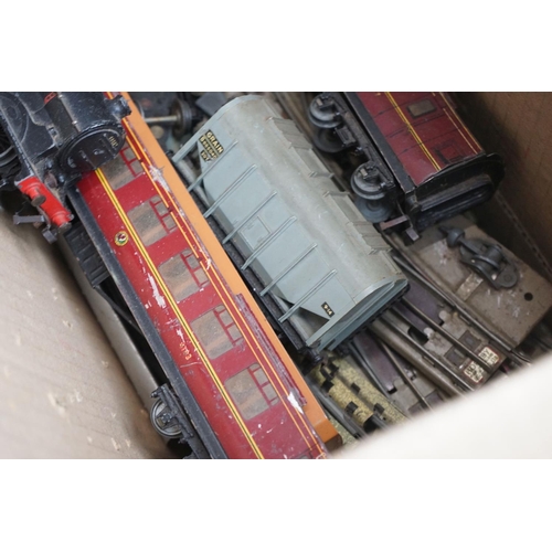 77 - Quantity of OO gauge & Hornby Dublo to include locomotives, rolling stock, trackside accessories and... 