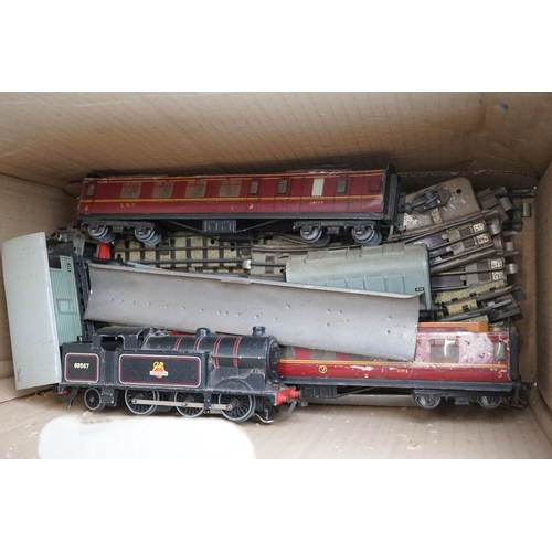 77 - Quantity of OO gauge & Hornby Dublo to include locomotives, rolling stock, trackside accessories and... 