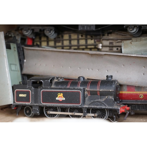 77 - Quantity of OO gauge & Hornby Dublo to include locomotives, rolling stock, trackside accessories and... 