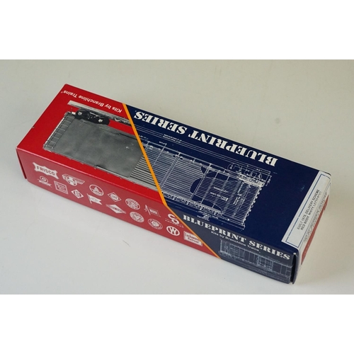 82 - Four boxed HO gauge plastic kits to include 2 x Proto Series 2000 (52'6