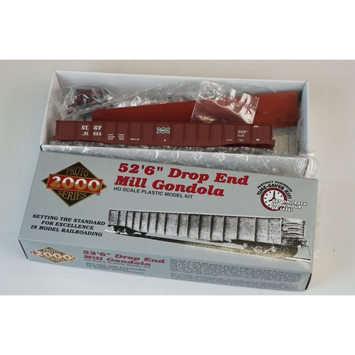 82 - Four boxed HO gauge plastic kits to include 2 x Proto Series 2000 (52'6