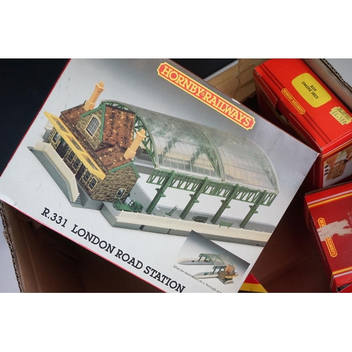 89 - Collection of OO gauge model railway to include boxed Hornby R410 Operating Turntable Set, boxed Hor... 