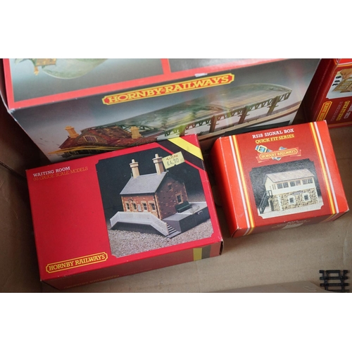 89 - Collection of OO gauge model railway to include boxed Hornby R410 Operating Turntable Set, boxed Hor... 