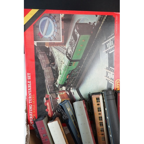 89 - Collection of OO gauge model railway to include boxed Hornby R410 Operating Turntable Set, boxed Hor... 