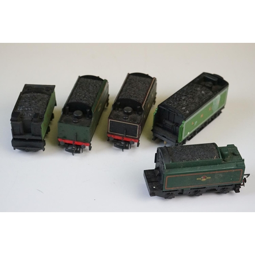 90 - Nine OO gauge locomotives to include Hornby R150 4-6-0 with tender, Hornby Britannia, Mainline Orion... 