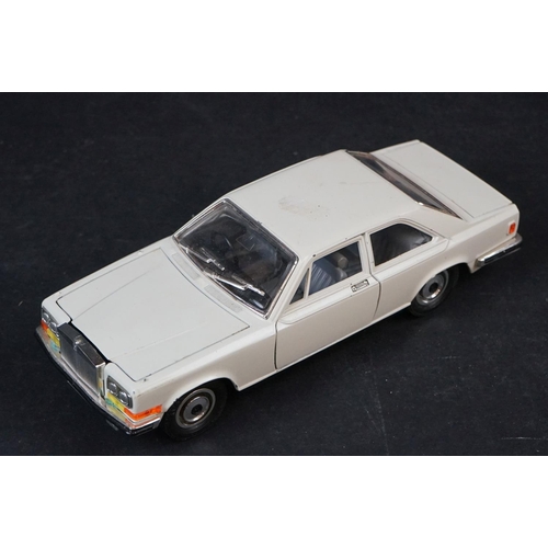 402 - Nine 1/18-1/24 diecast & plastic models to include mainly Burago examples