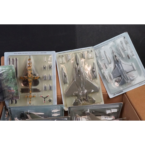 370 - Around 25 carded and boxed diecast and plastic models of varying scales to include 1:100 Ge Fabbri, ... 