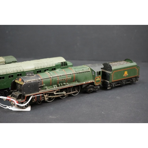 22 - Five Hornby Dublo locomotives to include Duchess of Montrose, Bristol Castle, 2-6-4 BR 80033 in blac... 