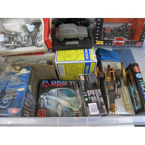 291 - Mixed collection of boxed diecast & plastic models, to include Maisto, Polistil etc, GP radio contro... 