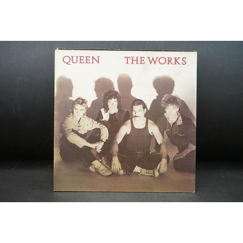 688 - Vinyl - Queen 7 LP's to include A Kind Of Magic x 2 (one copy very poor sleeve), A Day At The Races,... 