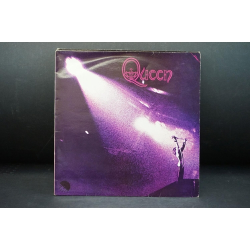 688 - Vinyl - Queen 7 LP's to include A Kind Of Magic x 2 (one copy very poor sleeve), A Day At The Races,... 