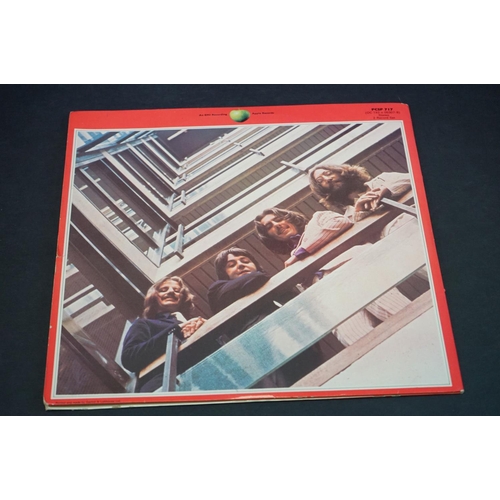 694 - Vinyl - The Beatles 4 LP's to include 1962-66 x 2 (PCSP 717) and 1967-70 x 2 (one French pressing). ... 