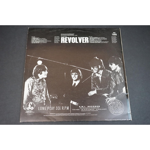 735 - Vinyl - 4 Beatles LPs to include Rubber Soul (PCS 3075) and Revolver (PCS 7009) both 2 boxed EMI lab... 