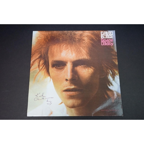 501 - Vinyl & Autographs - David Bowie 3 copies of Space Oddity to include LSP 4813 signed to front sleeve... 