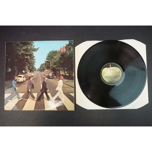 559 - Vinyl - The Beatles 2 LP's to include Revolver PMC 7009 flipback sleeve, Sold In UK and Gramophone C... 