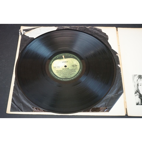 636 - Vinyl - The Beatles White Album (PCSO 7067/8) top loader Australian pressing No A09976, the A number... 