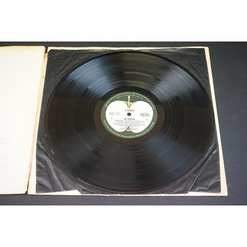 636 - Vinyl - The Beatles White Album (PCSO 7067/8) top loader Australian pressing No A09976, the A number... 