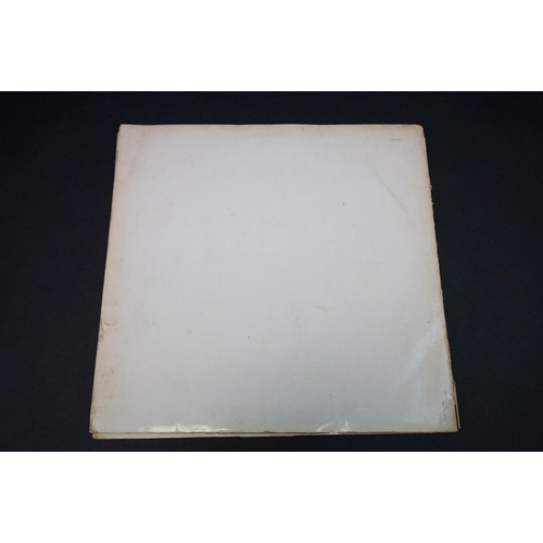 636 - Vinyl - The Beatles White Album (PCSO 7067/8) top loader Australian pressing No A09976, the A number... 