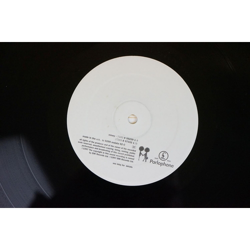 153 - Vinyl - Two Radiohead LPs to include OK Computer 2 LP 8552291 (sleeve white areas a little grubby) a... 