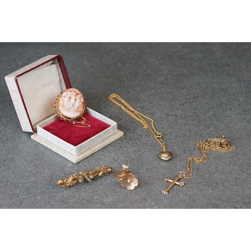 188 - A collection of 9ct gold ladies jewellery to include necklace, brooch and earrings.